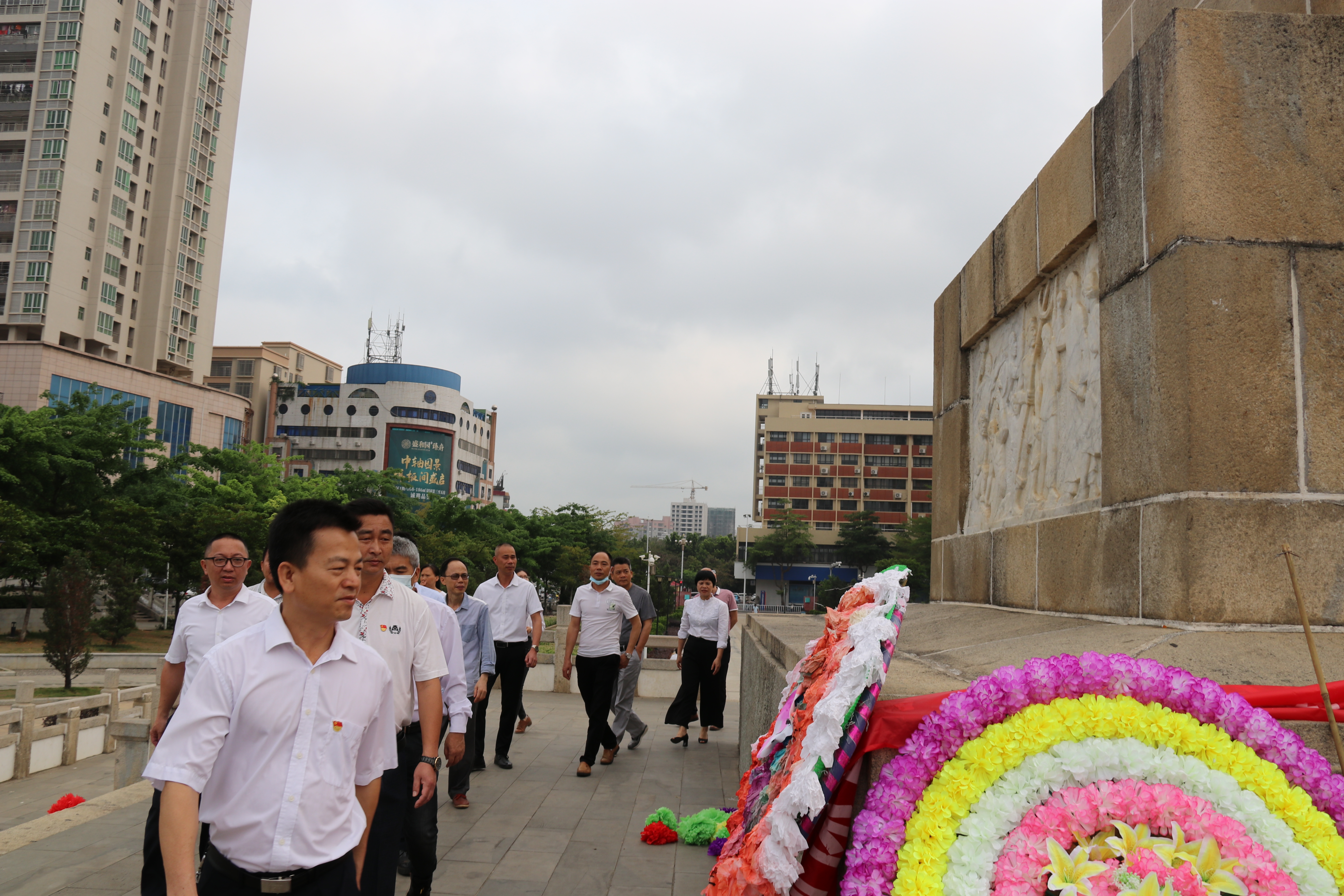 局干部拜祭英烈.JPG