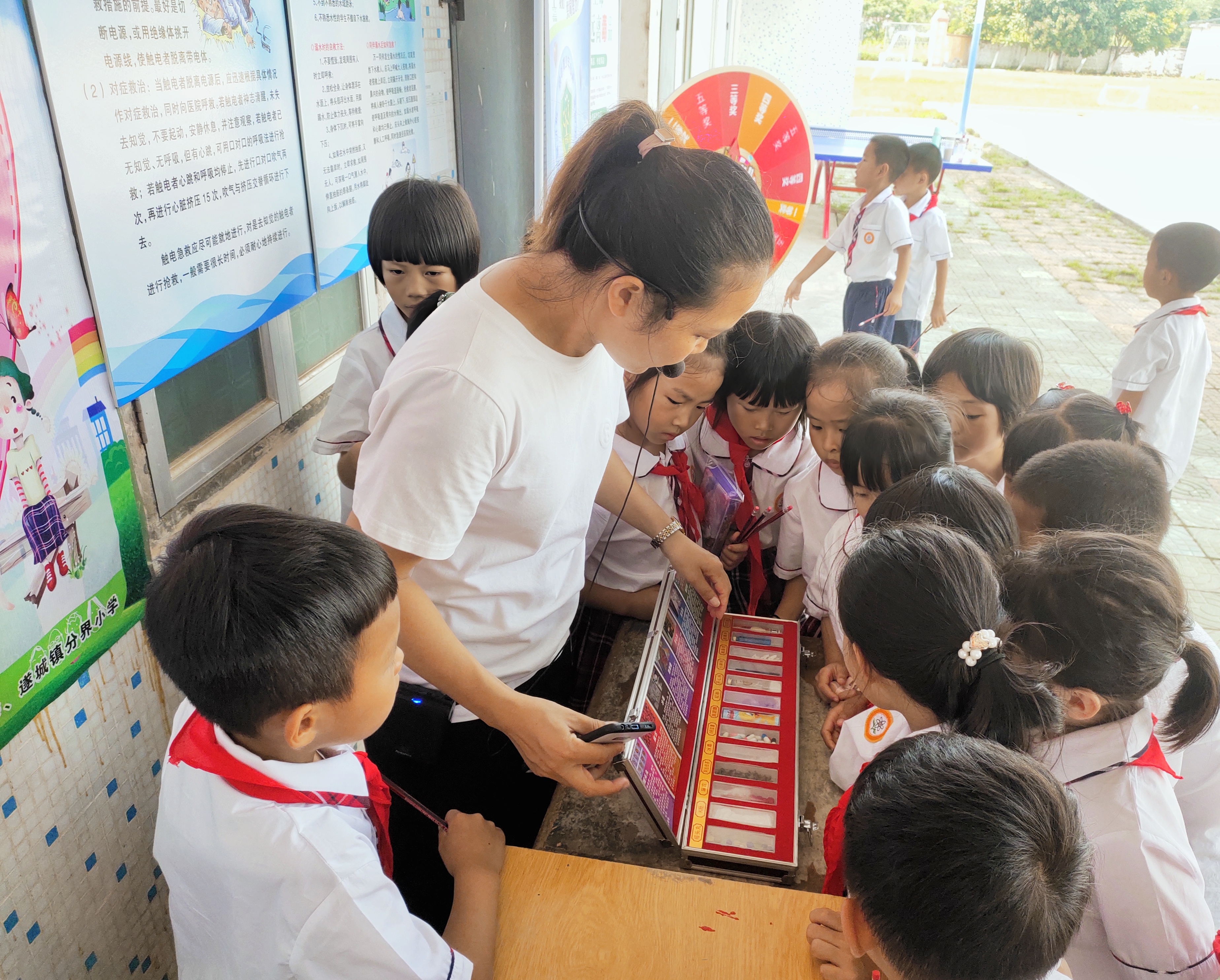 時間：2021年5月31日；地點：分界小學(xué)；主辦單位：團(tuán)縣委；活動主題：遂溪縣2021年“慶六一 講安全”鄉(xiāng)村小學(xué)校園安全自護(hù)教育游園活動9.jpg