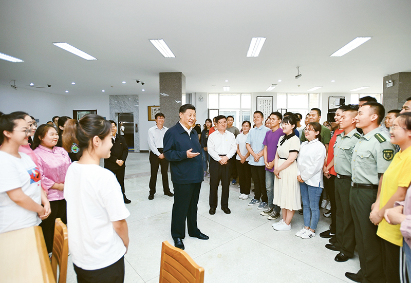 2019年7月15日至16日，中共中央總書(shū)記、國(guó)家主席、中央軍委主席習(xí)近平在內(nèi)蒙古考察并指導(dǎo)開(kāi)展“不忘初心、牢記使命”主題教育。這是16日上午，習(xí)近平在內(nèi)蒙古大學(xué)圖書(shū)館同學(xué)生們親切交談，勉勵(lì)他們志存高遠(yuǎn)、腳踏實(shí)地、發(fā)奮圖強(qiáng)。 新華社記者 謝環(huán)馳/攝