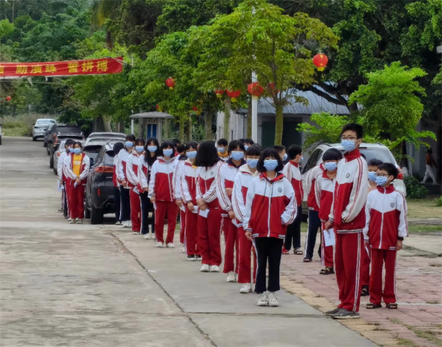 （草潭初中學(xué)生以班級為單位分批集結(jié)測核酸）.jpg