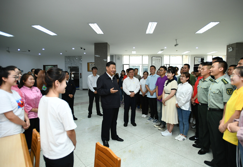 7月15日至16日，中共中央總書記、國家主席、中央軍委主席習(xí)近平在內(nèi)蒙古考察并指導(dǎo)開展“不忘初心、牢記使命”主題教育。這是16日上午，習(xí)近平在內(nèi)蒙古大學(xué)圖書館同學(xué)生們親切交談，勉勵(lì)他們志存高遠(yuǎn)、腳踏實(shí)地、發(fā)奮圖強(qiáng)。