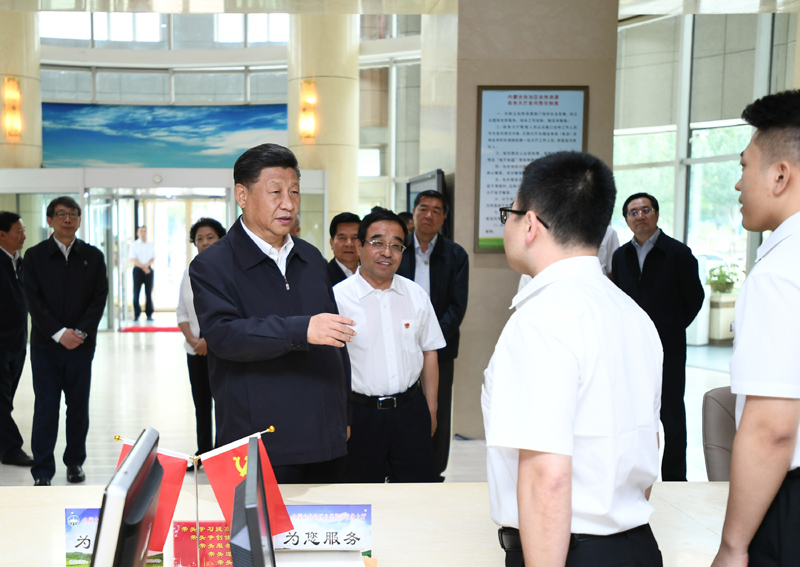 7月15日至16日，中共中央總書記、國家主席、中央軍委主席習(xí)近平在內(nèi)蒙古考察并指導(dǎo)開展“不忘初心、牢記使命”主題教育。這是16日上午，習(xí)近平在內(nèi)蒙古自治區(qū)自然資源廳自然資源政務(wù)大廳同工作人員交談，了解開展主題教育和落實(shí)便捷高效政務(wù)服務(wù)等情況。