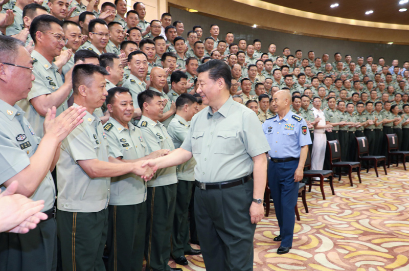 7月15日至16日，中共中央總書記、國家主席、中央軍委主席習(xí)近平在內(nèi)蒙古考察并指導(dǎo)開展“不忘初心、牢記使命”主題教育。這是16日上午，習(xí)近平在呼和浩特親切接見駐內(nèi)蒙古部隊(duì)副師職以上領(lǐng)導(dǎo)干部和團(tuán)級(jí)單位主官，代表黨中央和中央軍委向駐內(nèi)蒙古部隊(duì)全體官兵致以誠摯問候。