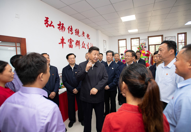 9月16日至18日，中共中央總書記、國家主席、中央軍委主席習(xí)近平在河南考察。這是17日上午，習(xí)近平在信陽市光山縣文殊鄉(xiāng)東岳村文化接待中心，同當(dāng)?shù)孛撠氈赂粠ь^人親切交流，勉勵(lì)他們帶動(dòng)更多鄉(xiāng)親們致富。新華社記者 謝環(huán)馳 攝