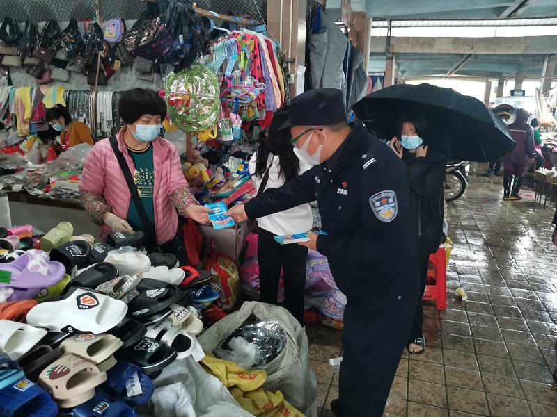 5 民警為群眾派發(fā)禁毒宣傳手冊(cè).jpg