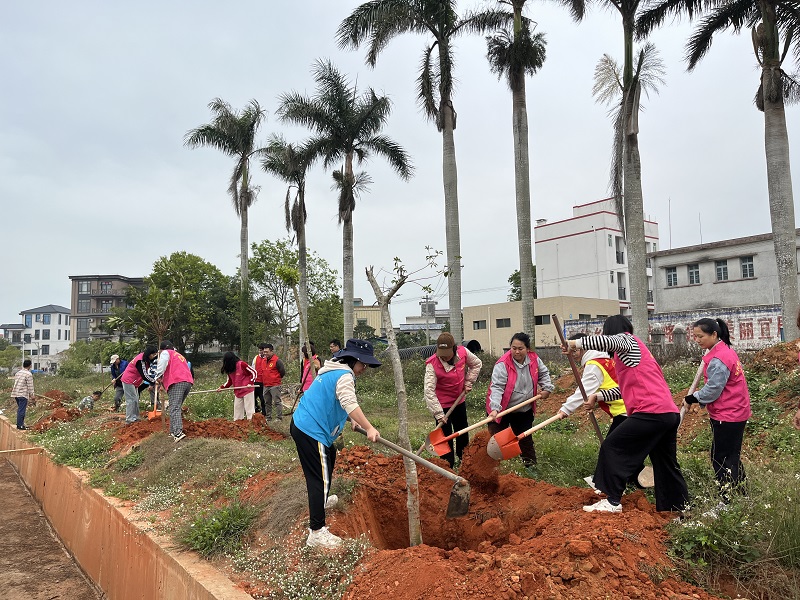 圖4：志愿者在在調(diào)神村植樹點植樹.jpg