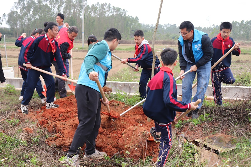 圖5：調(diào)神小學(xué)學(xué)生在調(diào)神村植樹點植樹.JPG