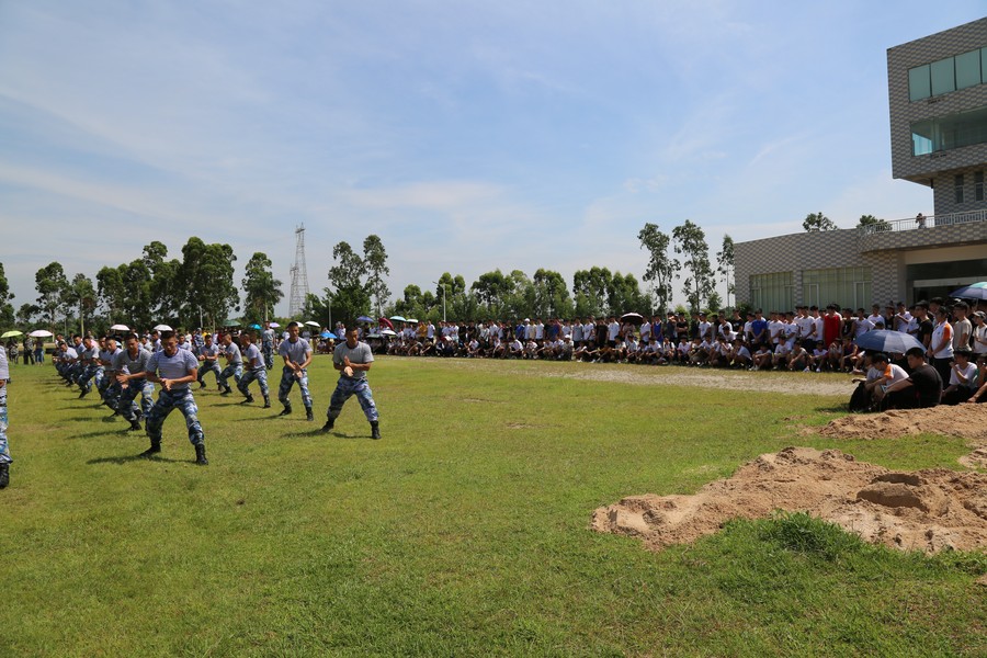 2019年高考結(jié)束后組織高考生參觀軍營(yíng).JPG